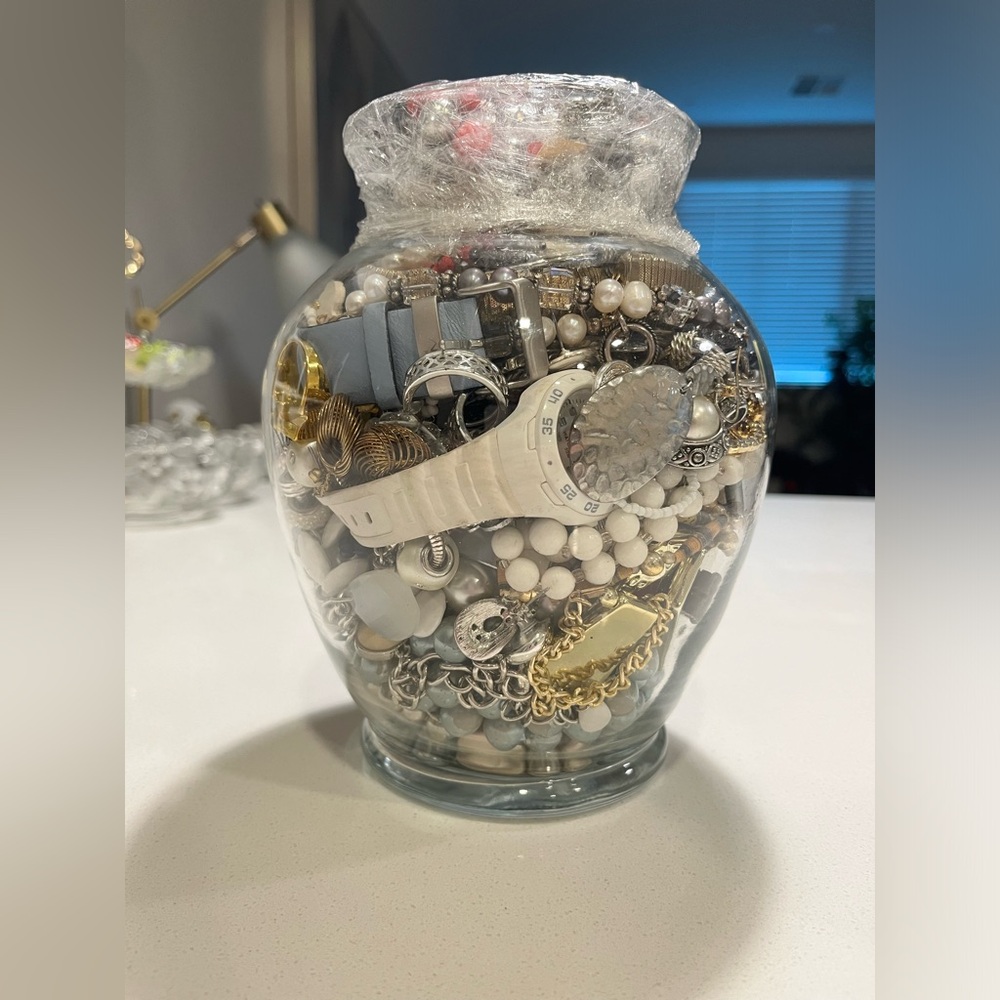 Mystery jewelry vase